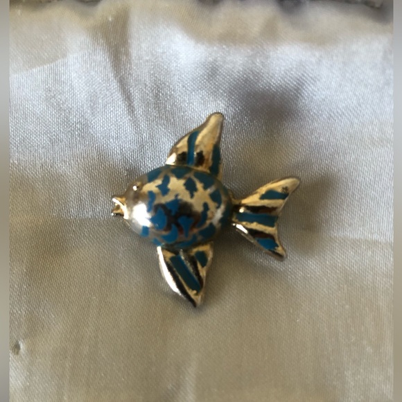 Vintage unbrabded Jewelry - Vintage Silver fish brooch with deco blue